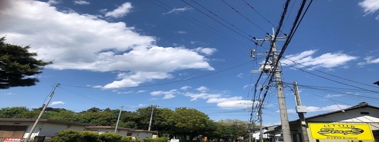 ステージの看板と４月の快晴の空の画像